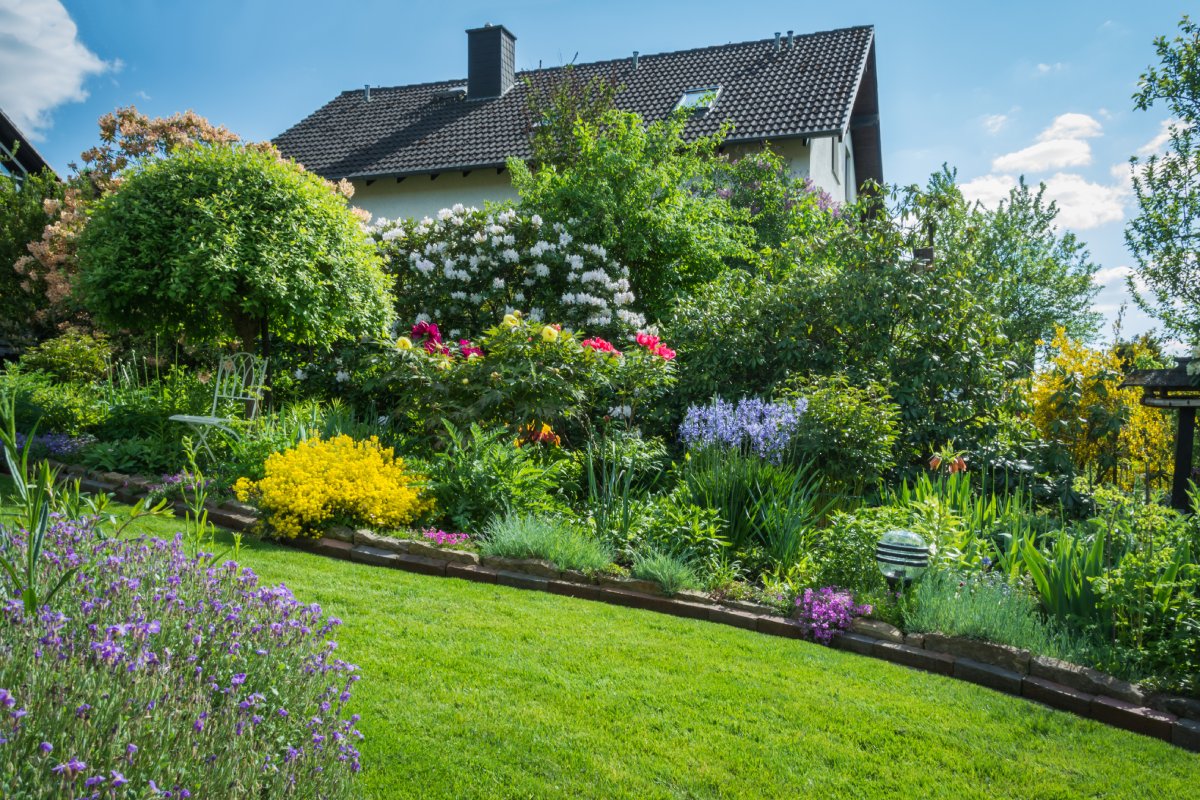 Gepflegter Hanggarten mit Rasen und Beeten