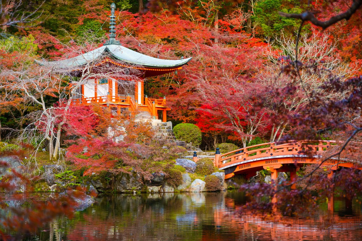 Japanischer Garten mit See, Brücke und Gebäude