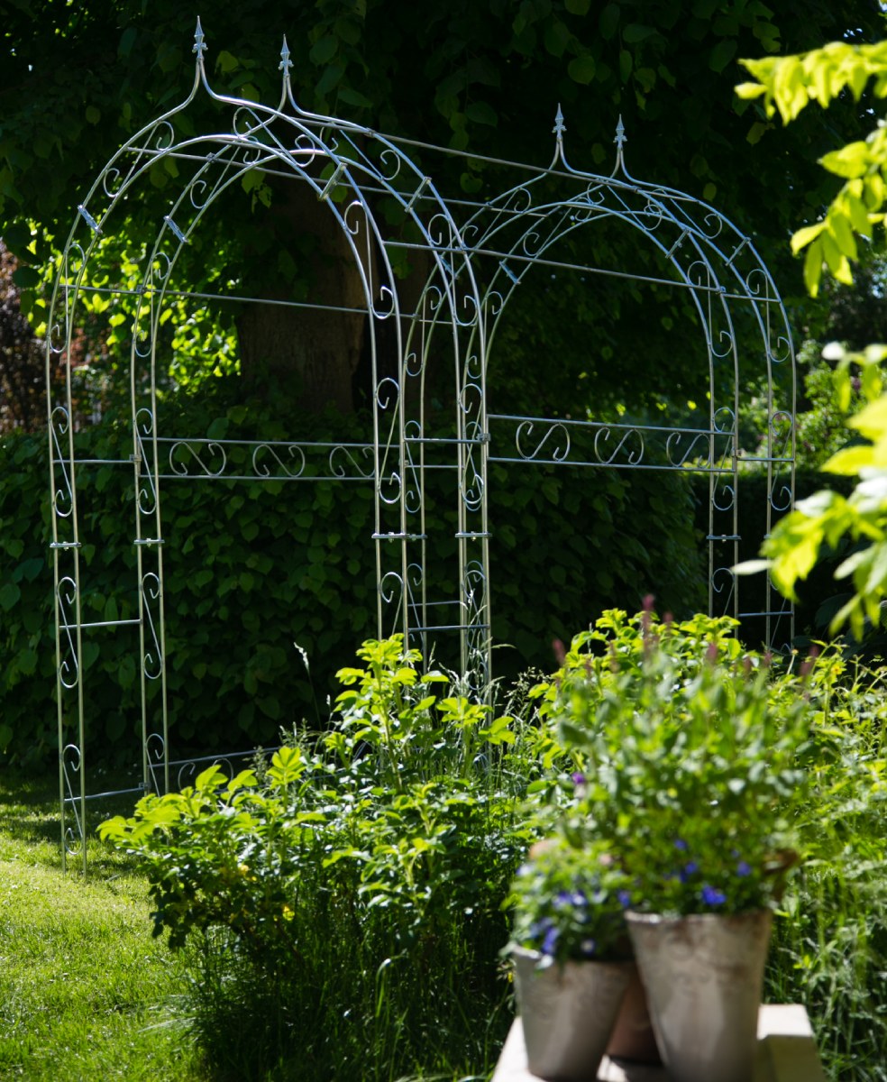 Mediterraner Garten - Rankhilfen aus Metall
