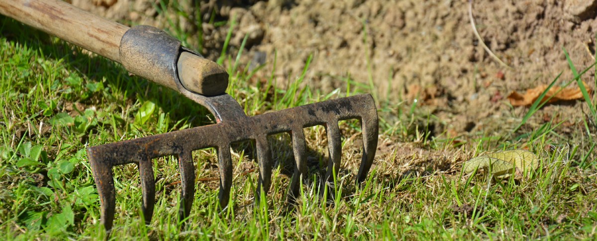 Garten Boden auflockern mit Harke