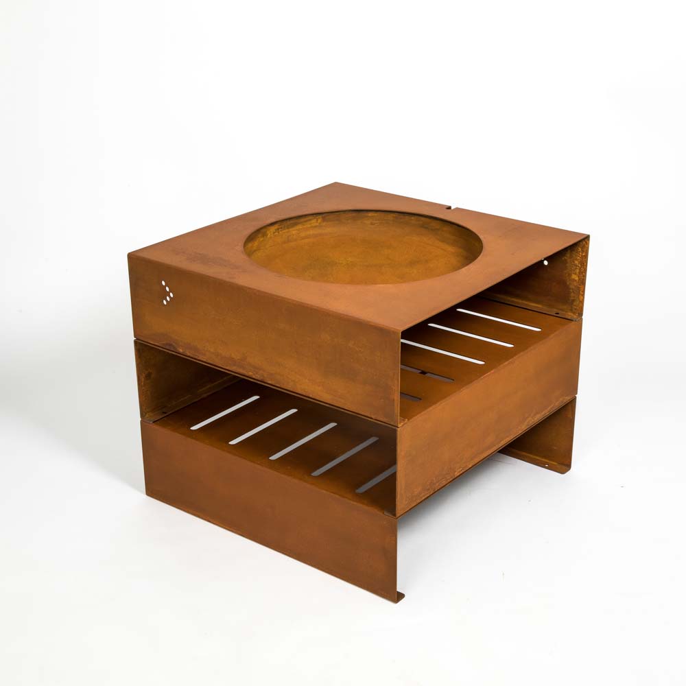 Quadratische Feuerschale aus wetterfestem Stahl mit zwei Unterbauten