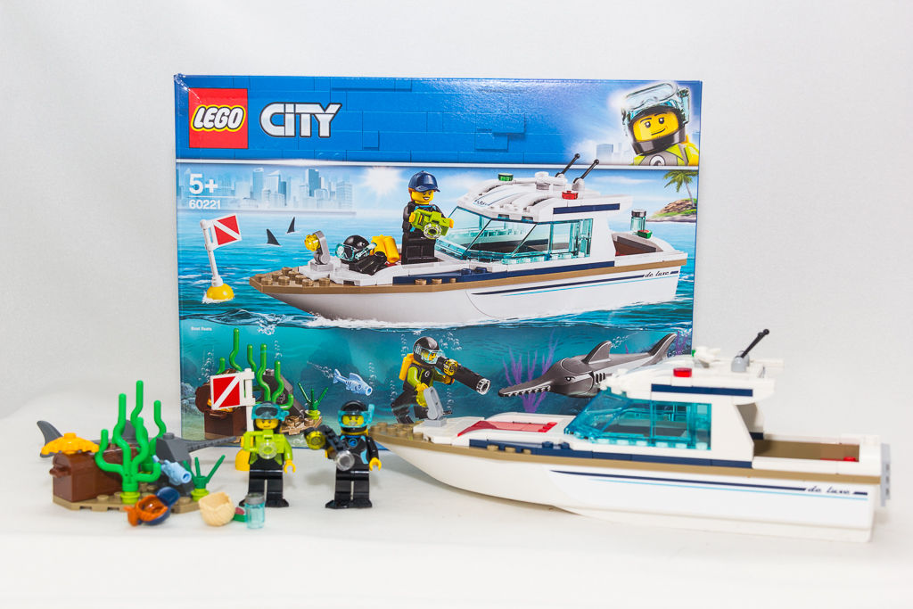 Lego city diving sales yacht 60221