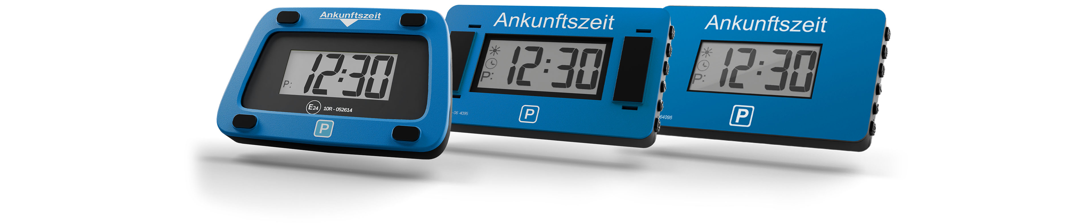 Drei digitale Parkscheiben verschiedener Modelle nebeneinander mit Anzeige 12:30, zeigen unterschiedliche Bauformen und zulassungsrelevante Merkmale