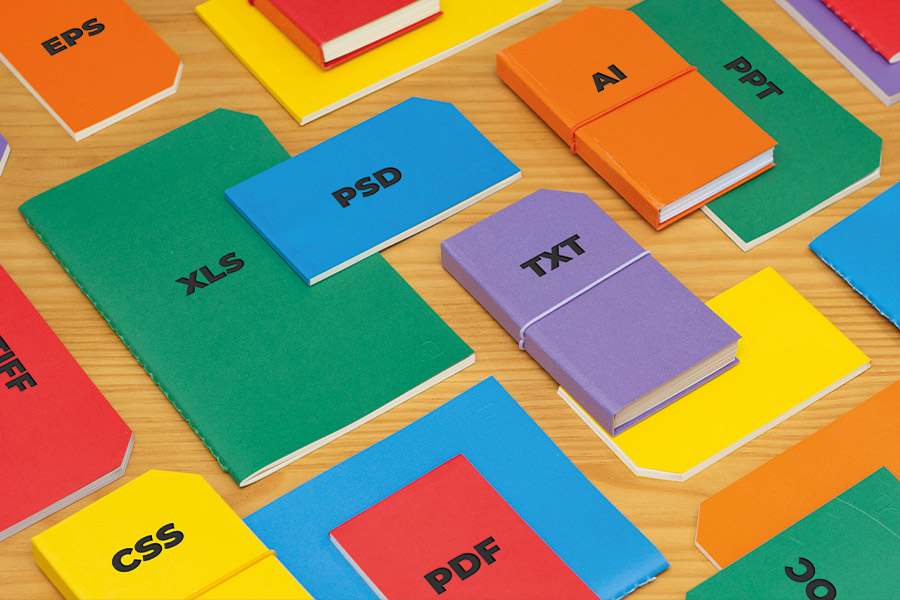 Bunte Hefte und Bücher mit Dateiformatnamen auf braunem Hintergrund