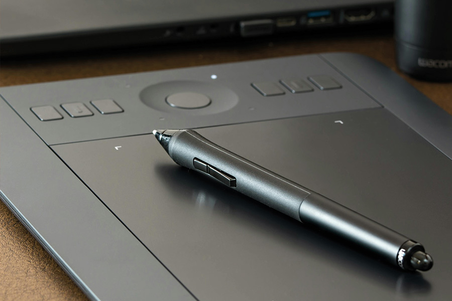 schwarzes Tablet mit Stift