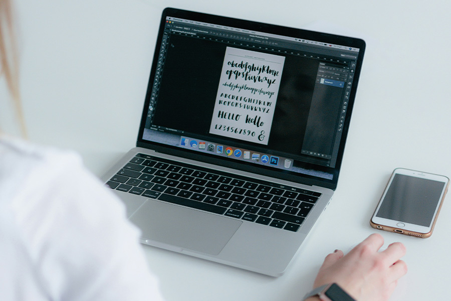 Person arbeitet an Laptop