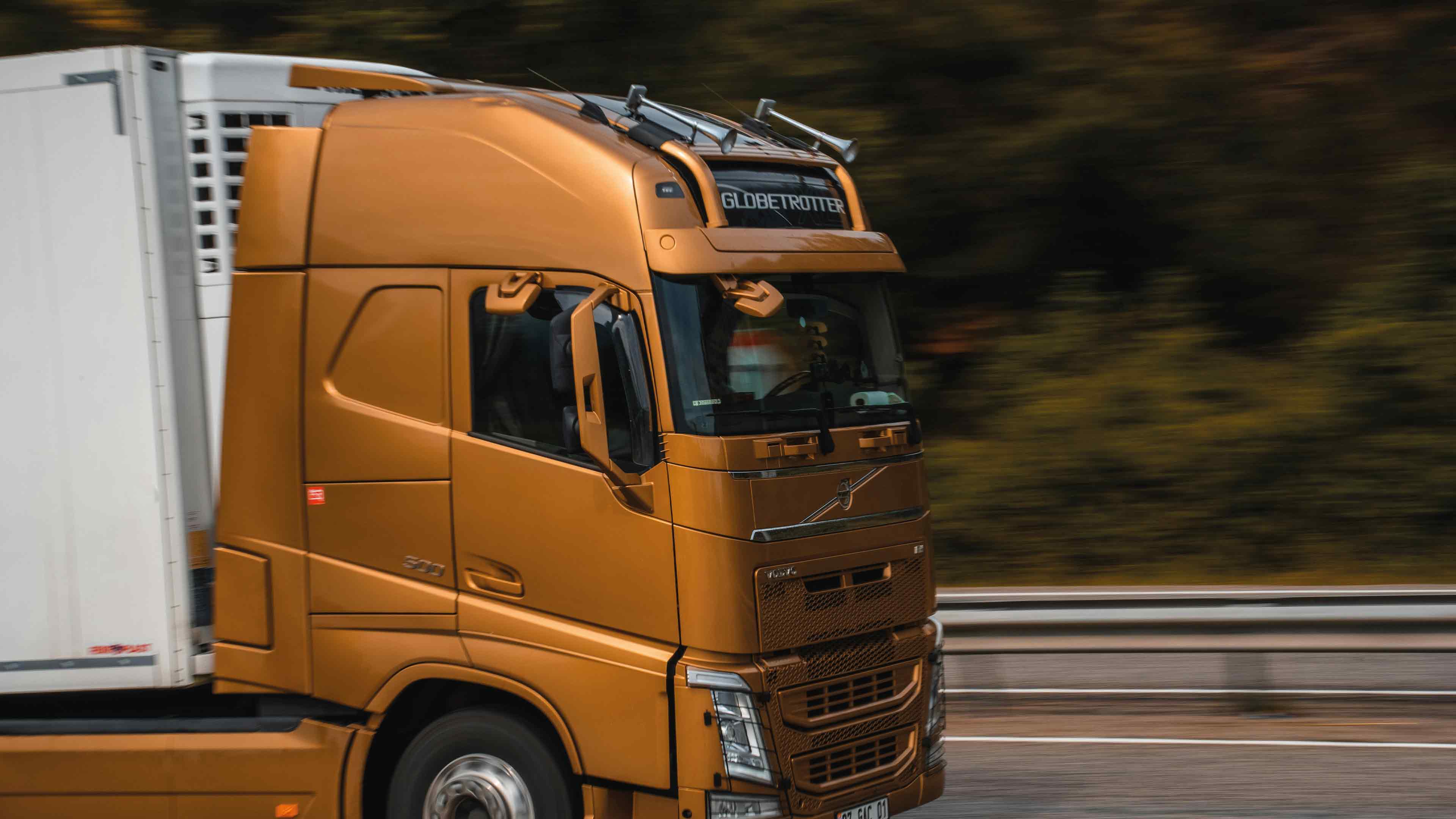 goldbrauner LKW auf der Straße