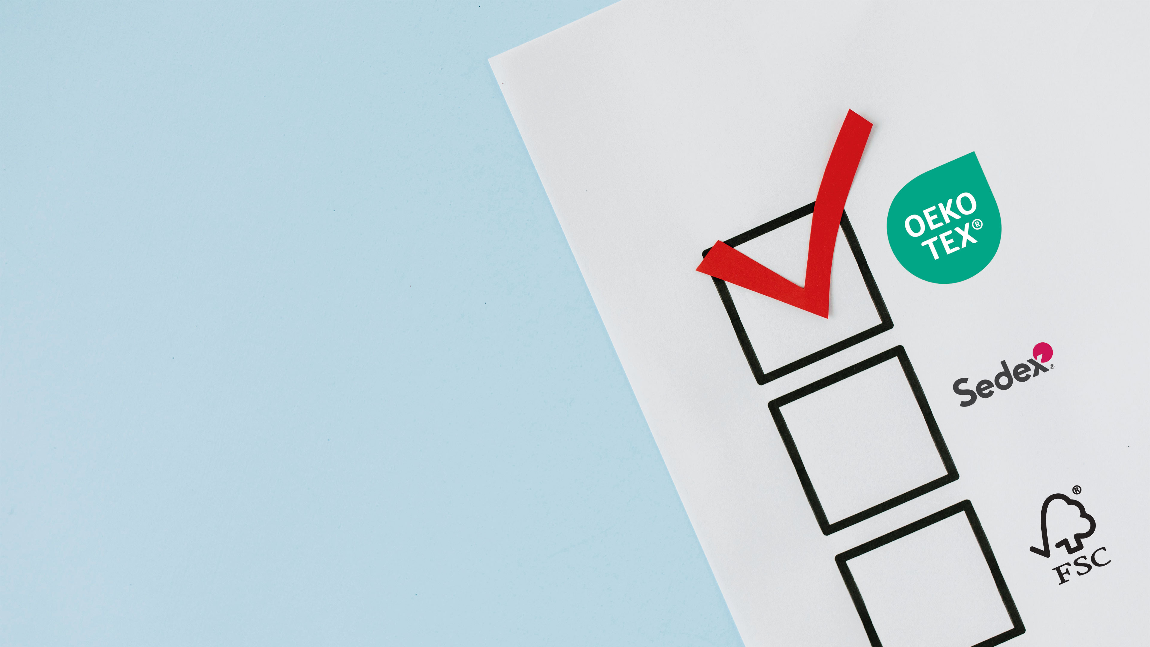 Checkliste mit Produktionsstandarts mit rotem Haken