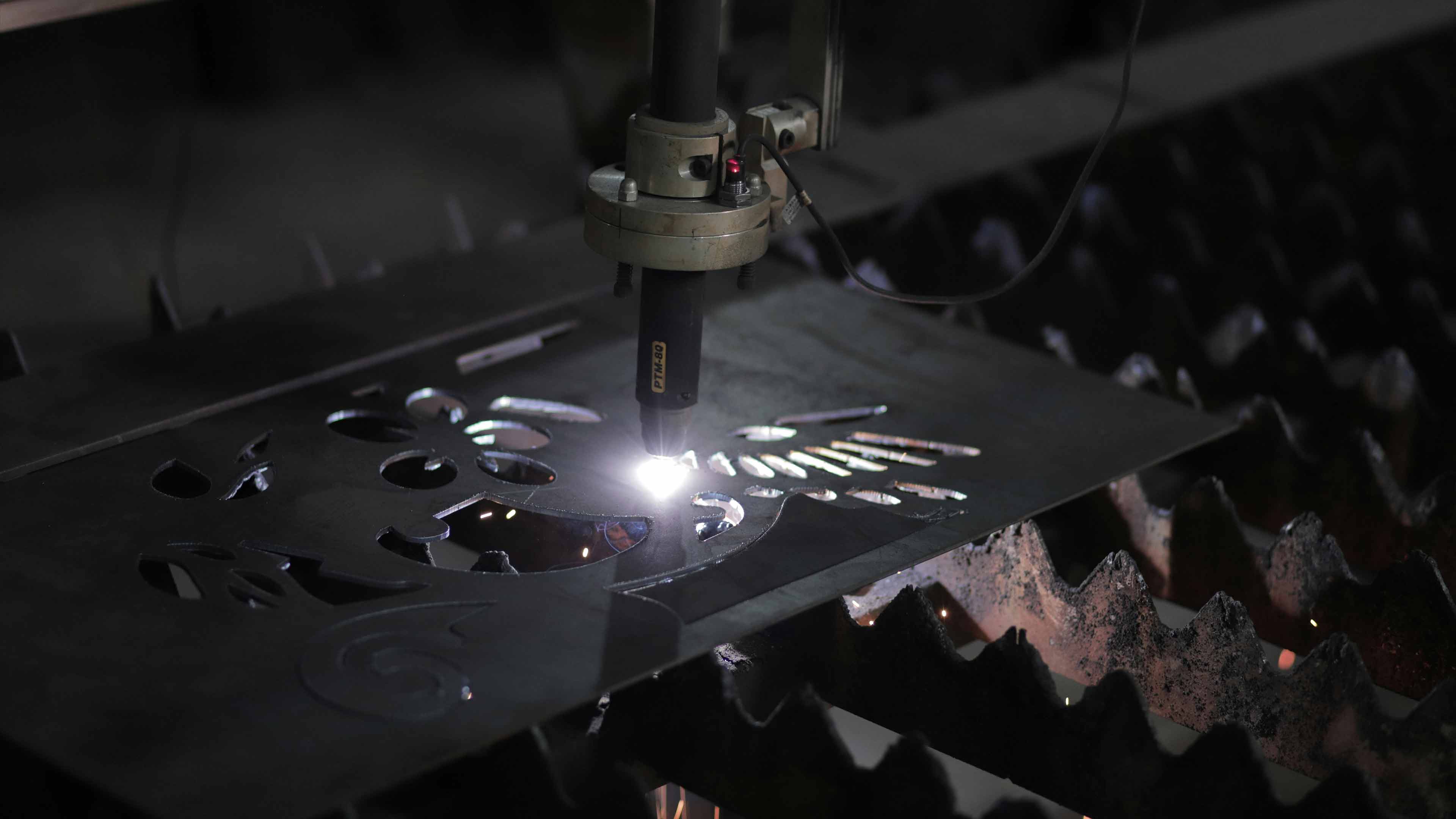 Brennschneider schneidet Metall