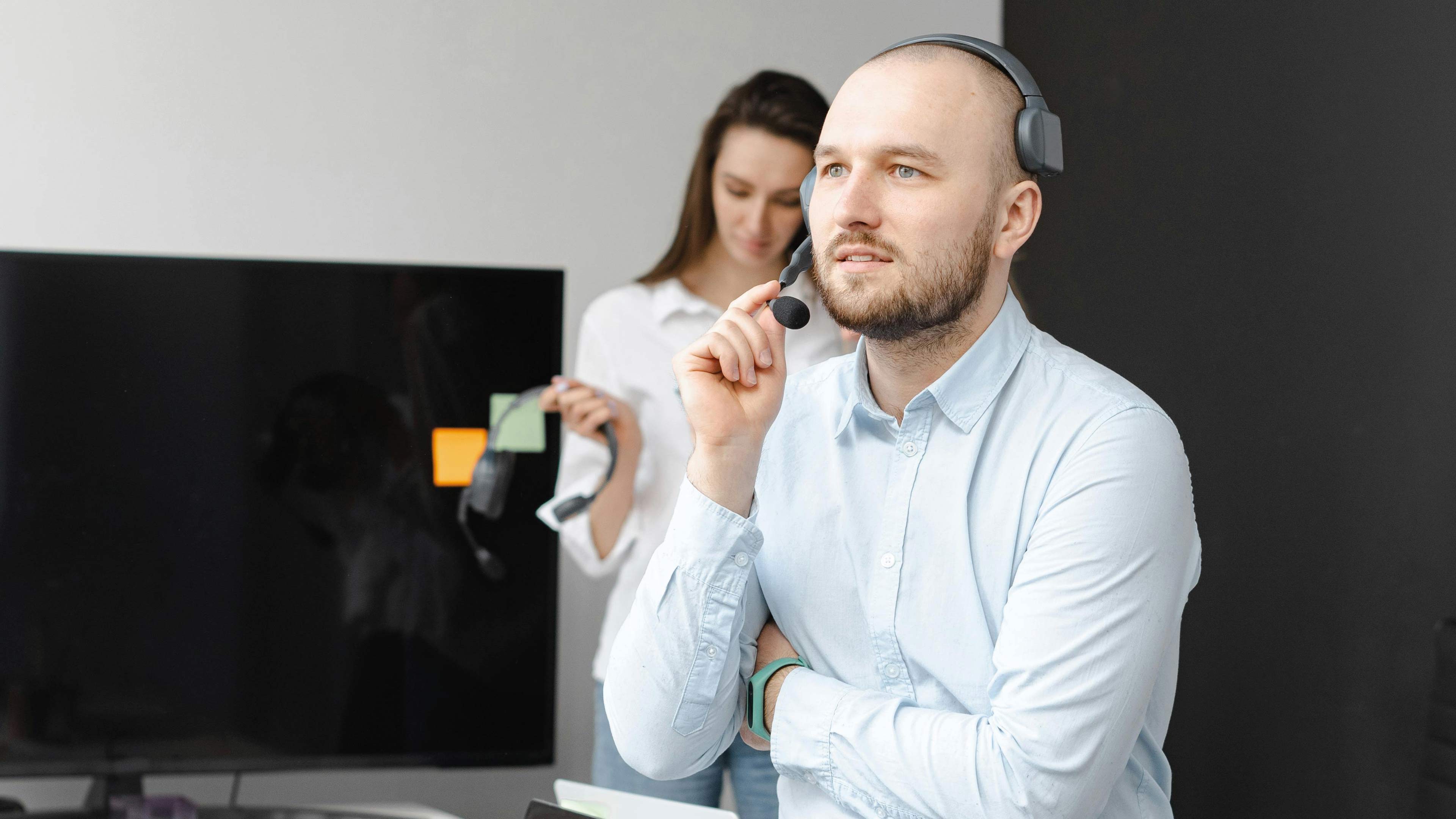 Mann und Frau beim Kundentelefonat