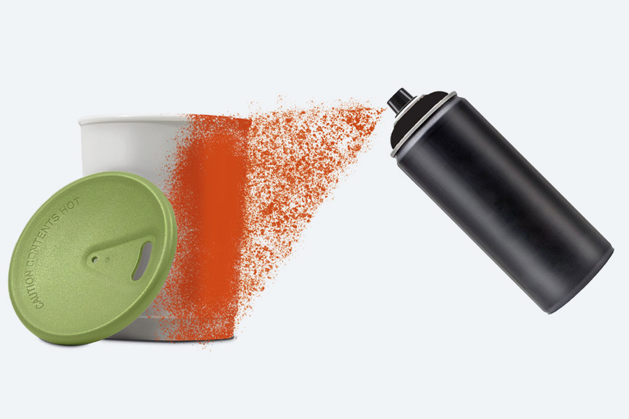 Bächer wird mit orangener Farbe aus Sprühdose besprüht