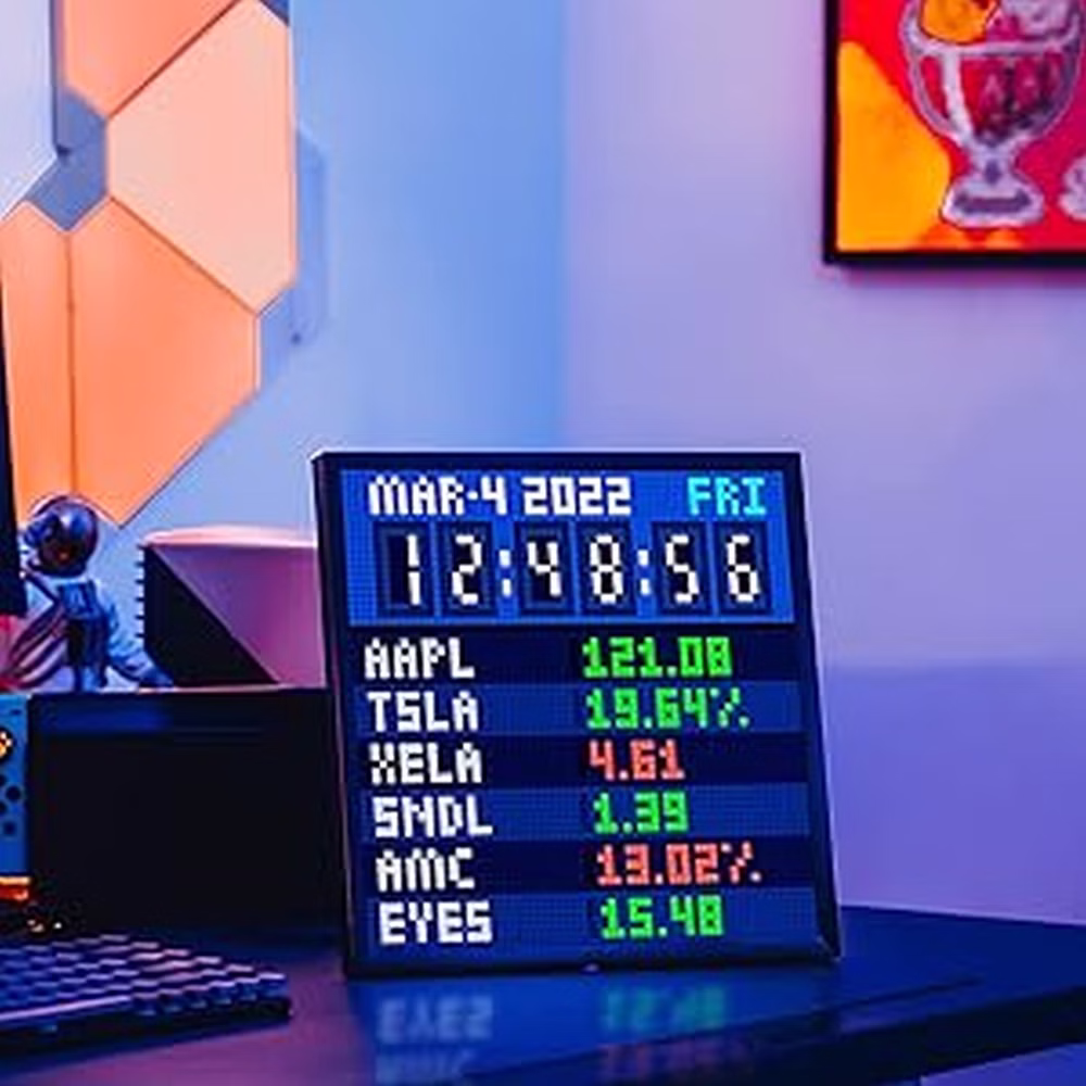 Divoom Pixoo 64 Vorderansicht mit leuchtender Pixel-Animation auf dem 64x64 LED-Display