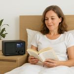 Soundmaster-DAB350SW-Szene-Nachttisch.jpg