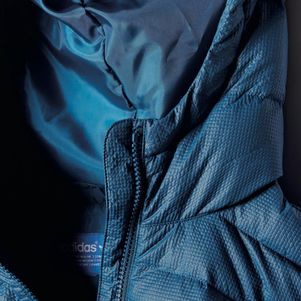 Mode 3 ADIDAS ORIGINALS DAMEN Slim Jacke Daunenjacke blau [AY4788