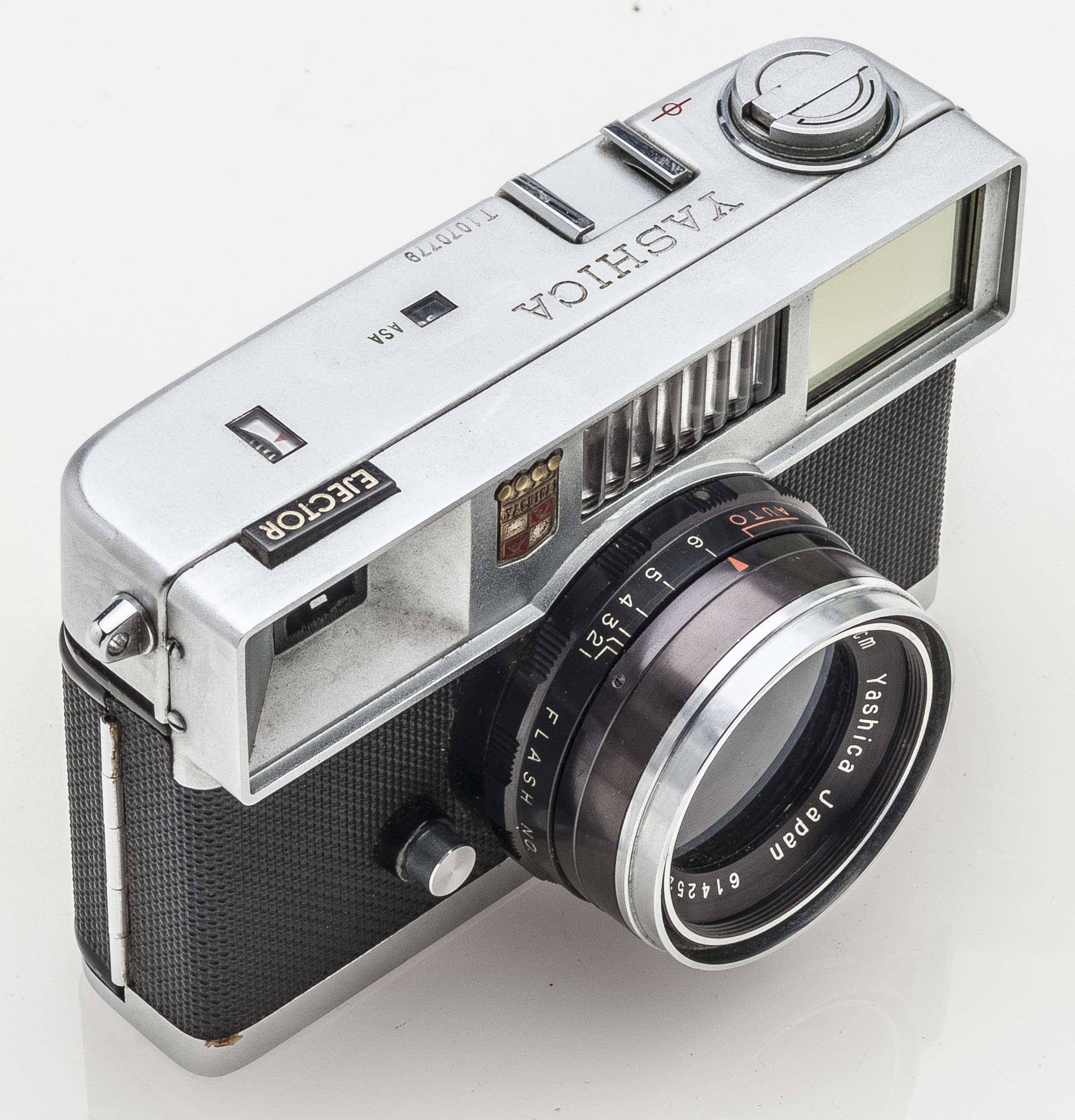 Yashica Electro 35 MC camera - Yashinon-DX 1:2.8 40mm lens