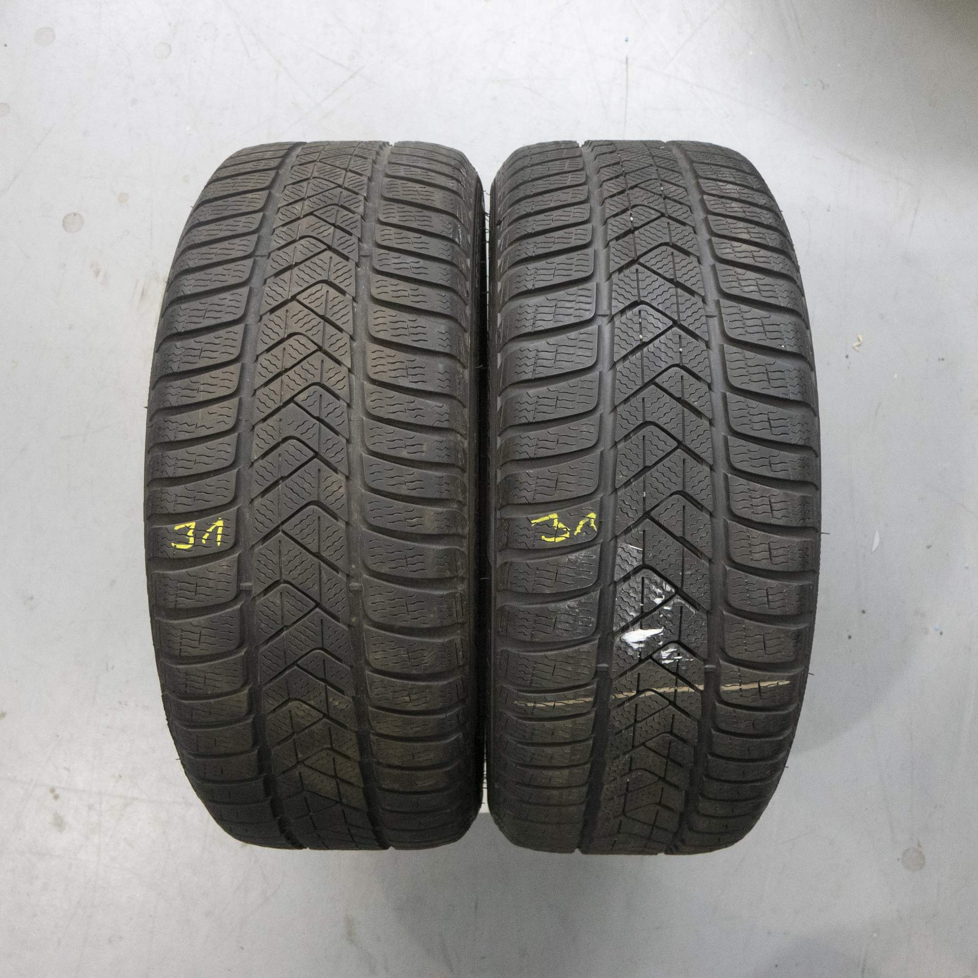 2x Pirelli Sottozero 3 * MOE 245/40 R19 98V DOT 2317 5,5 mm Winterreifen