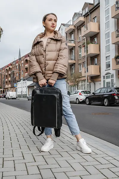 : Schwarzer Lederrucksack aus hochwertigem Echtleder von Corno d’Oro – stilvoll, kompakt und praktisch. Ideal für Damen, die einen funktionalen Rucksack für den Stadtalltag, Uni oder kurze Trips suchen. Urbaner Look trifft auf zeitloses Design und hohe Verarbeitungsqualität.