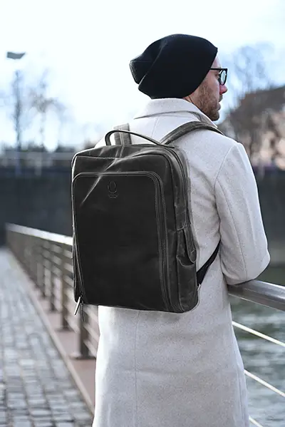 Minimalistischer Lederrucksack aus schwarzem Echtleder von Corno d’Oro, ideal für Herren. Der elegante Rucksack vereint Funktionalität, robustes Design und hohen Tragekomfort – perfekt für Büro, Pendeln oder Wochenendtrips. Dezente Business-Optik mit urbanem Touch.