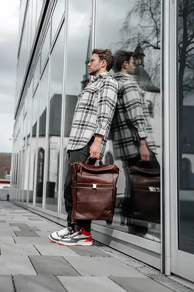 Exklusiver Lederrucksack aus braunem Echtleder von Corno d’Oro. Hochwertig verarbeitet, ideal für Alltag, Büro und Reisen. Der Lederrucksack bietet großzügigen Stauraum, separate Fächer für Laptop und Dokumente sowie einen komfortablen Tragegriff. Robustes Leder trifft auf elegantes Design – perfekt für Herren, die Funktionalität und Stil kombinieren möchten.
