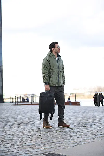 Moderner Lederrucksack aus schwarzem Echtleder von Corno d’Oro. Ideal für Business, Freizeit und Reisen. Der Lederrucksack bietet ausreichend Platz für Laptop, Dokumente und persönliche Utensilien. Robustes Material, elegantes Design und hoher Tragekomfort machen ihn zum perfekten Begleiter für Herren, die Stil und Funktionalität verbinden möchten.