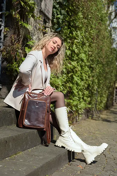 Stilvoller Lederrucksack aus braunem Echtleder von Corno d’Oro, ideal für Damen. Der kompakte und elegante Rucksack bietet ausreichend Platz für Laptop, Dokumente und persönliche Gegenstände. Perfekt für Büro, Uni oder Freizeit – dieser Lederrucksack verbindet edles Design mit hoher Funktionalität und langlebiger Qualität.
