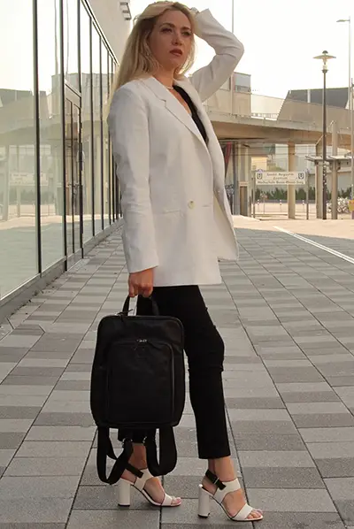 Schwarzer Lederrucksack aus hochwertigem Echtleder von Corno d’Oro, ideal für Damen im Business-Alltag. Der minimalistische, elegante Rucksack bietet Platz für Laptop, Unterlagen und persönliche Gegenstände. Perfekt für Büro, Meetings und Geschäftsreisen – der Lederrucksack verbindet edles Design, Funktionalität und hochwertigen Tragekomfort
