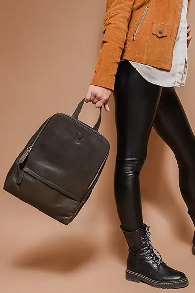 Schwarzer Lederrucksack aus hochwertigem Echtleder von Corno d’Oro, ideal für Damen. Das minimalistische, moderne Design bietet ausreichend Platz für Laptop, Dokumente und persönliche Gegenstände. Perfekt für den Alltag, das Büro oder stilvolle City-Trips – der Lederrucksack vereint Funktionalität, Eleganz und Qualität.