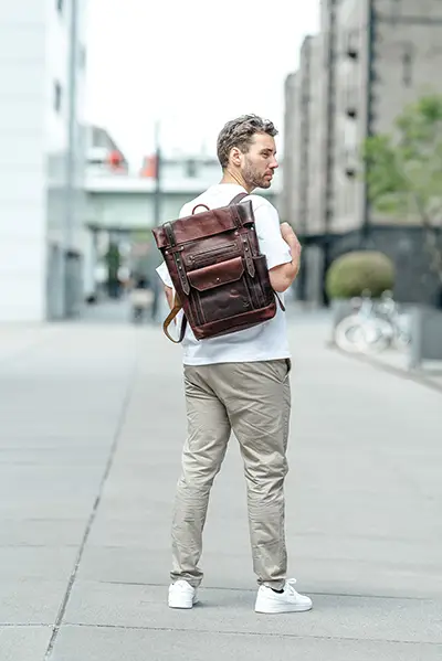 Eleganter Lederrucksack aus braunem Echtleder von Corno d’Oro, ideal für Herren. Der Rucksack überzeugt durch robustes Material, funktionale Aufteilung und stilvolles Design. Perfekt für Beruf, Studium, Reisen und den täglichen Gebrauch – der Lederrucksack bietet viel Stauraum, hohen Tragekomfort und zeitlose Optik.