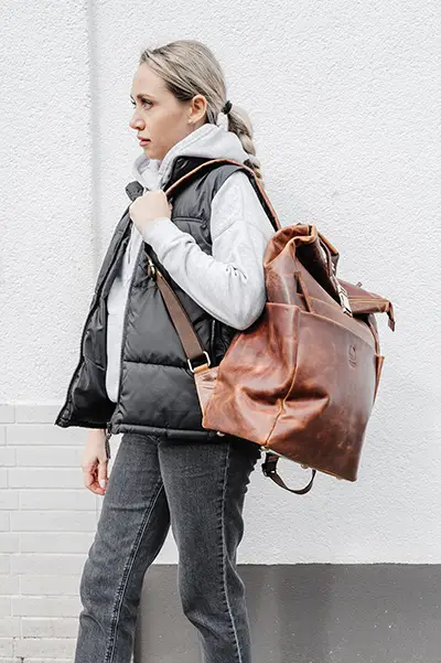Geräumiger Lederrucksack aus braunem Echtleder von Corno d’Oro, ideal für Damen mit viel Stauraum-Bedarf. Perfekt geeignet für Reisen, den Alltag oder das Büro. Der Lederrucksack überzeugt durch stabiles, langlebiges Material, ergonomischen Tragekomfort und stilvolles Design – praktisch, elegant und vielseitig einsetzbar.
