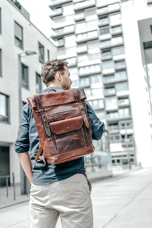 Hochwertiger Lederrucksack aus echtem Rindsleder von Corno d’Oro. Ideal als stilvoller Begleiter für Beruf, Freizeit und Reisen. Der Lederrucksack bietet großzügigen Stauraum für Laptop, Dokumente und Alltagsgegenstände. Dank ergonomischem Design und stabiler Verarbeitung überzeugt er durch Tragekomfort und Langlebigkeit. Perfekt für Damen und Herren, die einen eleganten und praktischen Lederrucksack suchen.