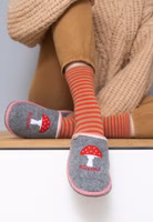 Adelheid Glückspilz mausgrau Pantoffel ✓ Glückspilz Stickerei ✓ made in Portugal ✓ echter Wollfilz ein Paar graue Filzpantoffeln mit Fliegenpilzapplikation in den klassischen Farben rot weiß, darunter Glückspilz Schriftzug in rot, vichy karo rote Einfassung