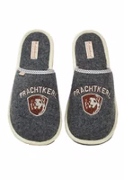 Prachtkerl Filzpantoffel grau von Adelheid ein Paar graue Filzpantoffel mit der hellbraun-weißen Stickerei eines Löwenkopfes in einem Wappen mit dem Schriftzug Prachtkerl darüber. Außen hell eingefasst und eine graue Innensohle