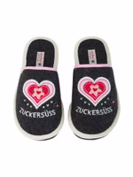 ein schwarzes Paar Filzpantoffeln mit Herzapplikation in weiß, rot und rosa sowie dem weißen Schriftzug Zuckersüss. Außen hell eingefasst und oben mit rosa Karoband