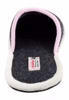 ein schwarzer Filzpantoffel von innen mit heller Sohleneinfassung sowie rosa Karoband oben und schwarzer Innensohle