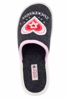 ein schwarzer Filzpantoffel von oben mit Herzapplikation in weiß, rot und rosa sowie dem Schriftzug Zuckersüss. Außen hell eingefasst, oben rosa Karoband und schwarze Innensohle