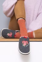 Adelheid Heimatglück Hirsch Pantoffel ✓ traditionelle Stickerei ✓ made in Portugal ✓ echter Wollfilz ein Paar graue Filzpantoffeln mit rot-weiß-karierter Herzapllikation in der Mitte und zwei braunen Hirschköpfen, die sich anschauen, Edelweißstickerei und Schriftzug "Heimatglück", sowie rot-weißes Vichyband an oberer Kante und kleines rotes Schleifchen
