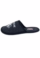 seitlich ein schwarzer Filzpantoffel mit weißer Stickerei eines Hirschkopfes, Enzianblumen sowie dem Schriftzug Bursche von Naturbursche mit roter Kontur. Außen schwarz eingefasst und schwarze Innensohle