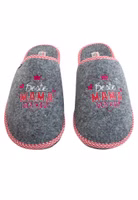 ein graues Paar Filzpantoffeln mit Motivstickerei "beste Mama" in weiß, rot und pink, rot-weißes vichy-karo-Band als Einfassung