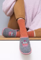 Adelheid Beste Mama Pantoffel ✓ aufwändige Stickerei ✓ made in Portugal ✓ echter Wollfilz ein graues Paar Filzpantoffeln mit Motivstickerei "beste Mama" in weiß, rot und pink