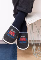 Adelheid Bester Papa Filzpantoffel ✓ Geschenk für Männer ✓ bequem ✓ echter Wollfilz baumelnd ein Paar schwarze Filzpantoffeln mit gesticktem "Bester Papa"- Schriftzug in weiß, rot und blau. Außen hell eingefasst