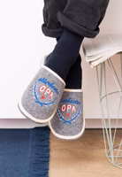 Allerbester Opa Filzpantoffel ✓ made in Portugal ✓ bequem ✓ echter Wollfilz baumelnd ein Paar graue Filzpantoffeln mit der Stickerei "Allerbester Opa" in weiß, blau und orange