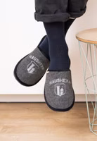 Hausherr Filzpantoffel hergestellt aus italienischen Wollfilz - mit Recyclinganteil baumelnd ein Paar dunkelgraue Filzpantoffeln mit der weißen Stickerei eines Wappens mit Burg sowie Hausherr-Schriftzug