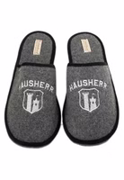 Hausherr Pantoffel aus Portugal ein Paar dunkelgraue Filzpantoffeln mit der weißen Stickerei eines Wappens mit Burg sowie Hausherr-Schriftzug. Außen schwarz eingefasst