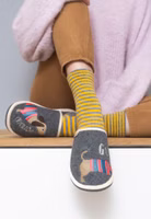 Adelheid Gut (v)erzogen Pantoffel ✓ Dackel - Stickerei ✓ made in Portugal ✓ Wollfilz ein Paar graue Filzpantoffeln mit geteilter Stickerei eines Dackels mit gestreiftem Shirt in rosa-blau und dem hellen Schriftzug Gut (v)erzogen, helle Einfassung