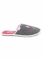 grauer Filzpantoffel mit Blütenstickerei in dunkelpink, rosa, mint und orange, pinke Innensohle und helle Einfassung, kleines Adelheid-Weblabel seitlich