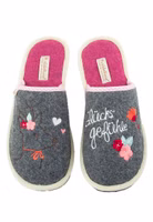 ein graues Paar Filzpantoffeln mit rechts dezenter, brauner Reh-Stickerei und bunten Blüten in dunkelpink, rosa, mint und orange, links Blütenstick und Schriftzug Glücksgefühle, helle Einfassung, pinke Innensohle