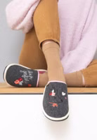 Adelheid Glücksgefühle Pantoffel ✓ Hirsch-Stickerei ✓ made in Portugal ✓ echter Wollfilz ein graues Paar Filzpantoffeln mit rechts dezenter, brauner Reh-Stickerei und bunten Blüten in dunkelpink, rosa, mint und orange, links Blütenstick sowie Schriftzug Glücksgefühle, helle Einfassung