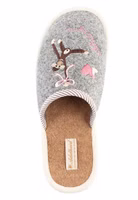 ein grauer Adelheid Filzpantoffel mit gesticktem Äffchen-Motiv und "einfach mal abhängen" Schriftzug, hellbraune Innensohle und helle Einfassung