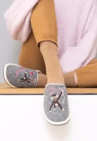 Adelheid Einfach mal abhängen Pantoffel ✓ Affen-Stickerei ✓ made in Portugal ✓ echter Wollfilz ein graues Paar Adelheid Filzpantoffeln mit gesticktem Äffchen-Motiv und "einfach mal abhängen" Schriftzug