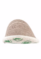 Brummbär Filzpantoffel von Adelheid frontal Ein paar hellbraune Filzpantoffel mit braun creme farbener Stickerei und Brummbär Schriftzug frontal